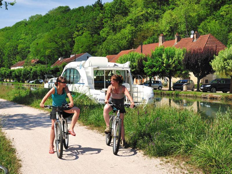 Two weeks : A boating holiday on the Canal de Bourgogne - à partir de  euros