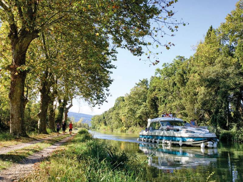 Short break : Discovering a nature reserve by self-drive canal boat - à partir de  euros