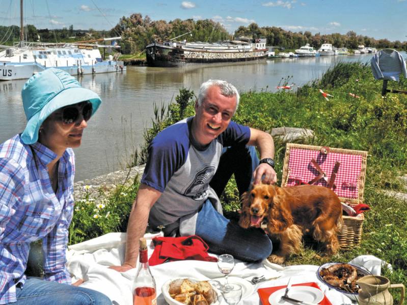 Weekend 2 days : Along the Canal du Rhône à Sète by canal boat - from 519 euros