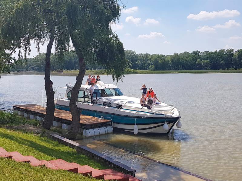 Weekend 2 days : Rent a stylish canal barge on Lake Tisza - from 889 euros