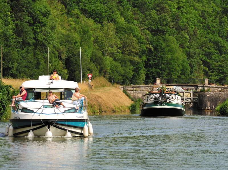 10 days : A 10-day cruise itinerary exploring the river Canal de Bourgogne - à partir de  euros
